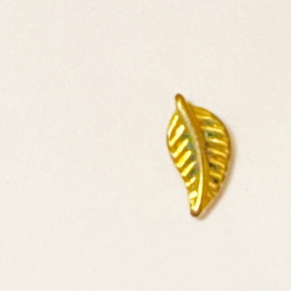 Vintage Earrings - Small leaf bronzy gold minimal - Picture 6 of 8